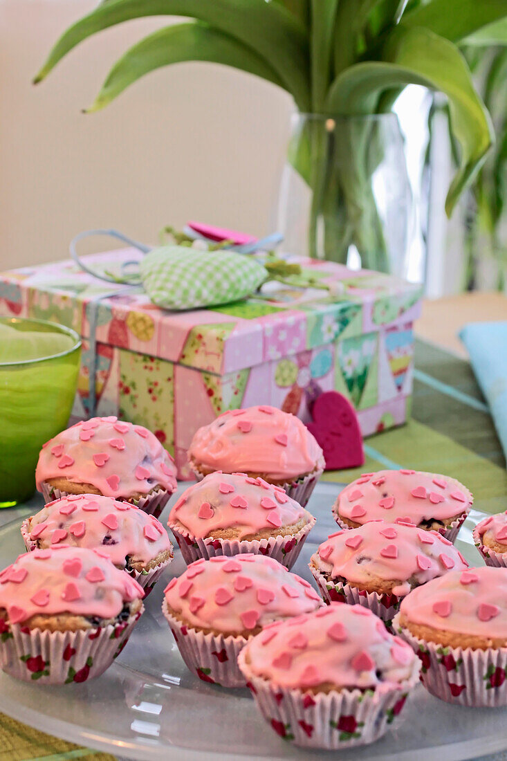 Muffins mit rosa Glasur und Zuckerherzen