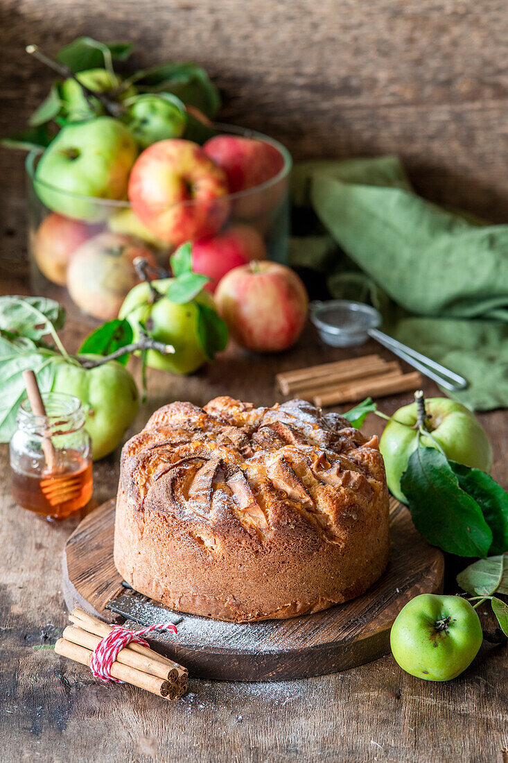 Apfelkuchen, umgeben von Äpfeln