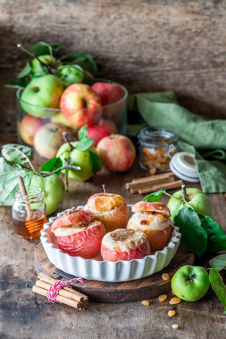 Bratäpfel gefüllt mit Hüttenkäse und Rosinen