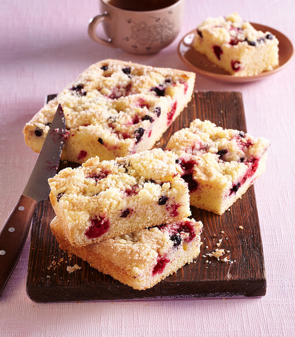 Streuselkuchen mit Waldbeeren