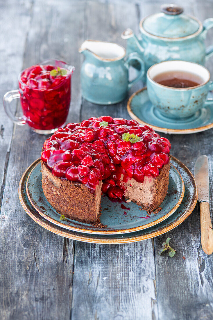 Schokoladen-Cheesecake mit Kirschsauce