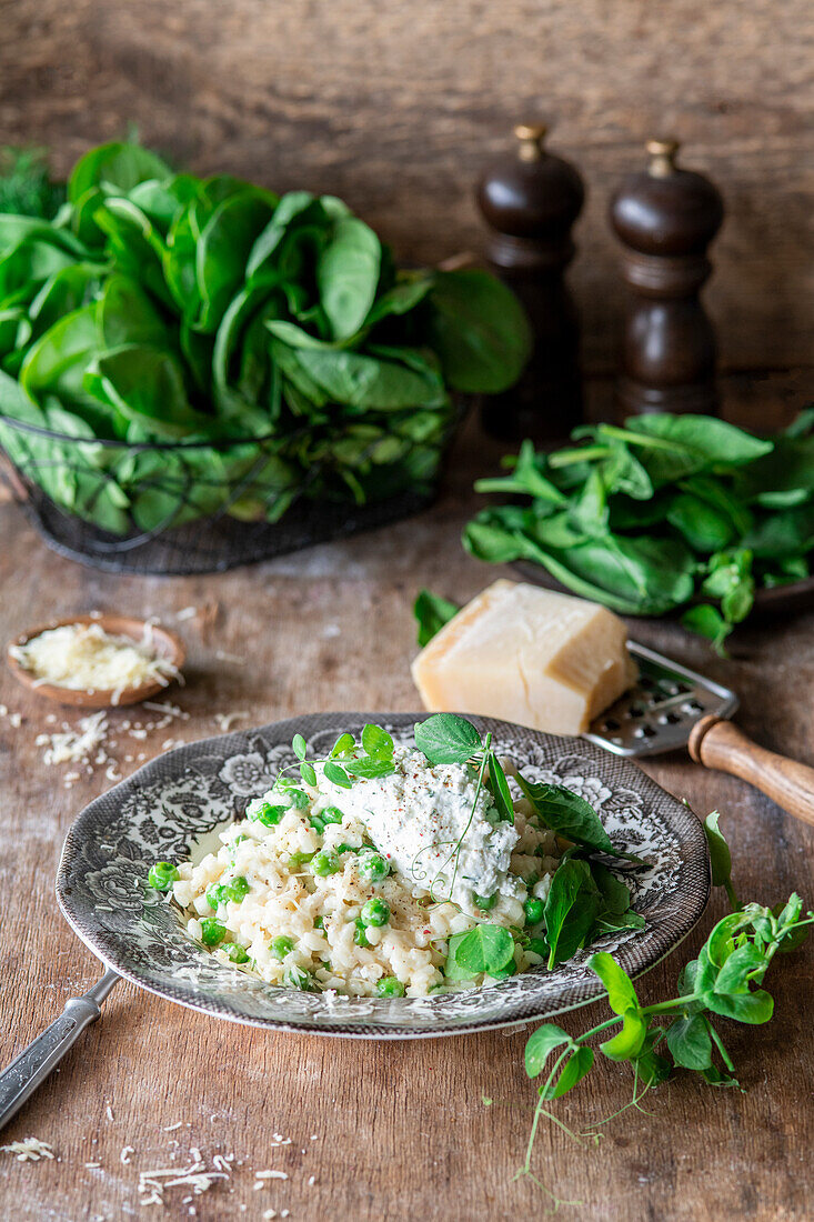 Risotto mit Erbsen und Kräuter-Ricotta