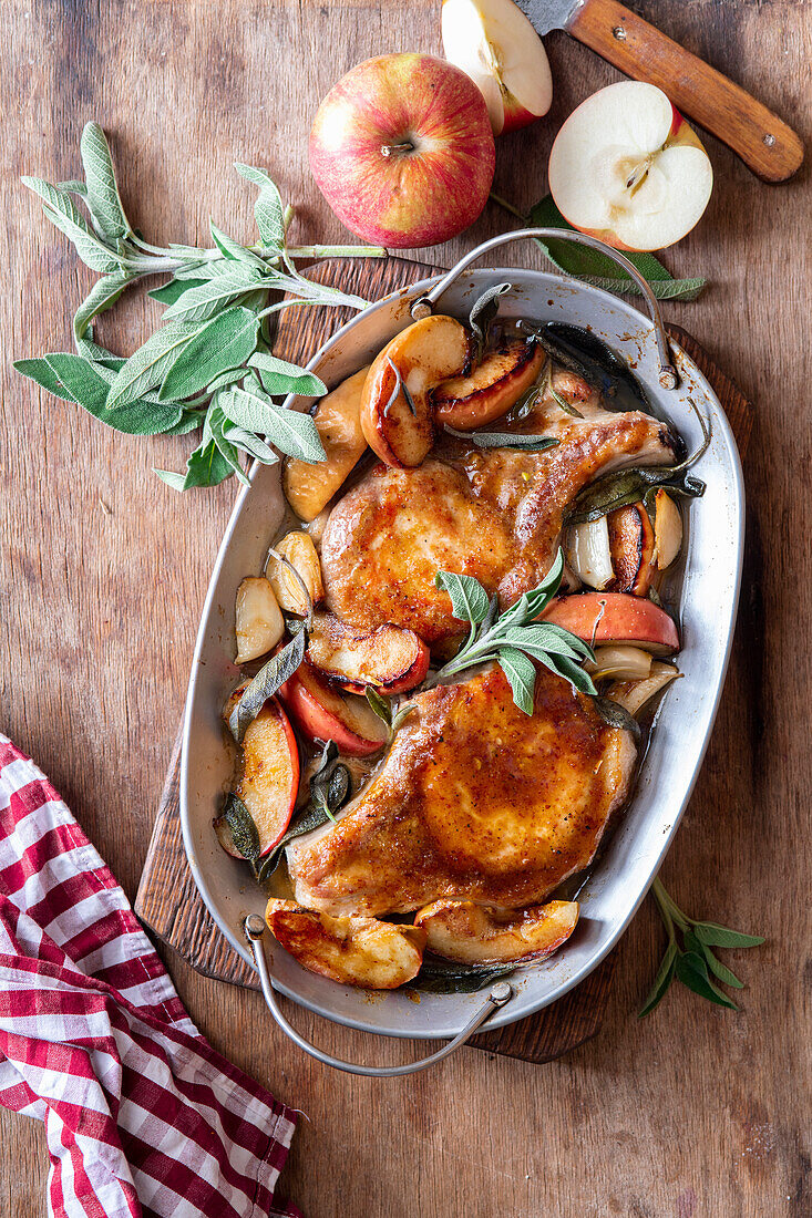 Schweinekoteletts mit Apfel und Salbei