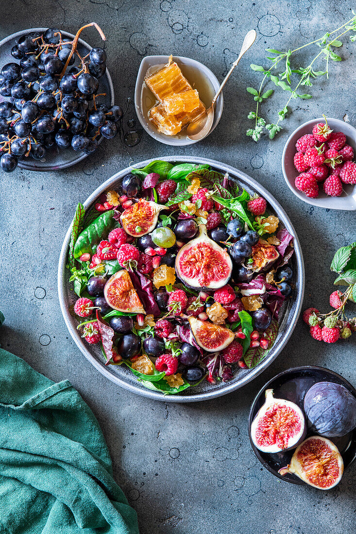 Salat mit Feigen, Himbeeren und Honigwabe