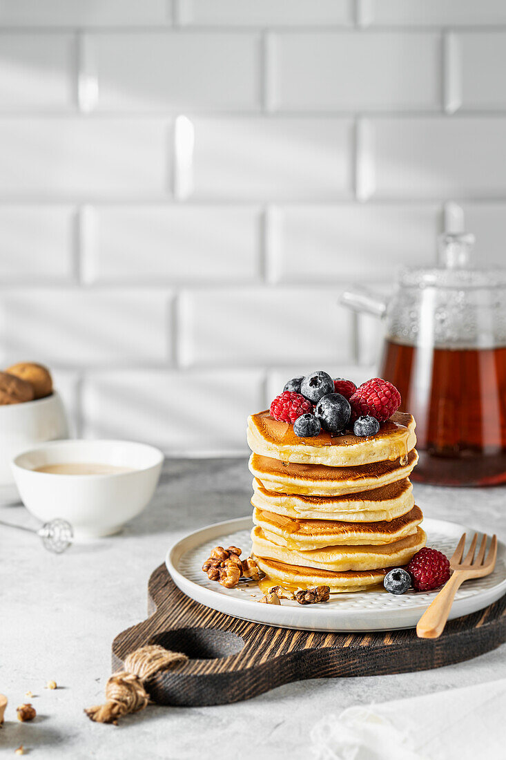 Pfannkuchen mit Beeren und Honig