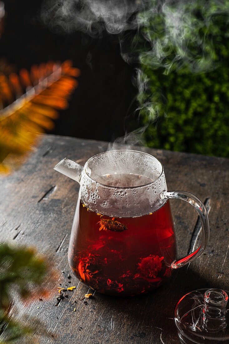 Heißer Hibiskus-Tee in Glaskanne