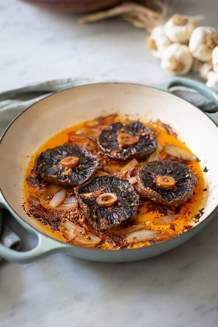 Gebratene schwarze Champignons in der Pfanne