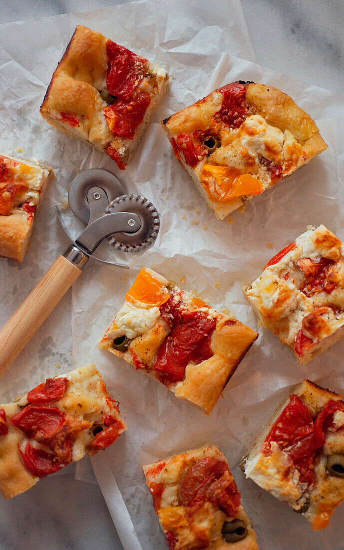 Foccacia mit Oliven und Tomaten in Stücke geschnitten