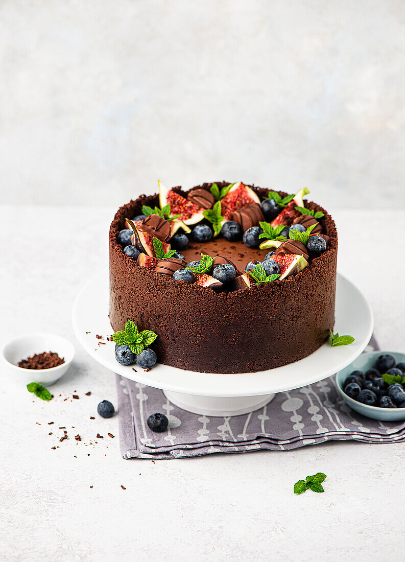 Chocolate cheesecake with figs and blueberries