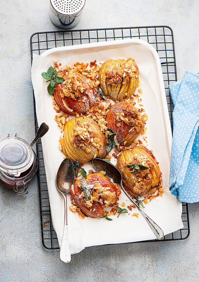 Baked apples with crispy oat crumbles