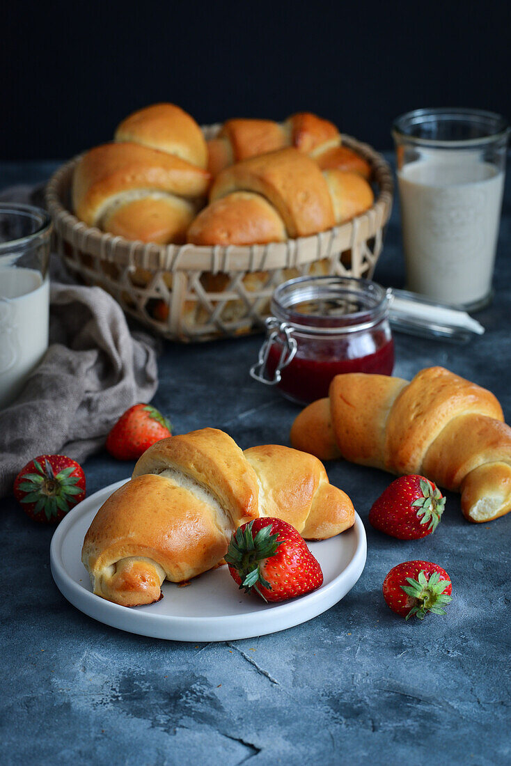 Croissants mit Erdbeermarmelade und frischen Erdbeeren