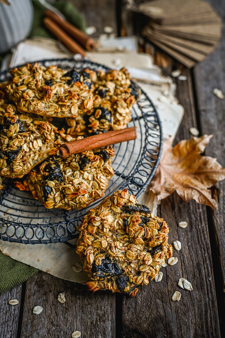 Oatmeal biscuits with pistachios and chocolate