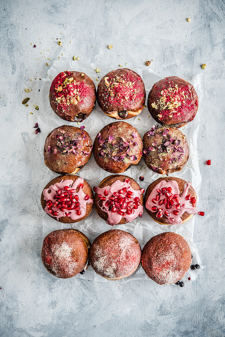 Donuts mit Rosenblüten und mit Granatapfelkernen