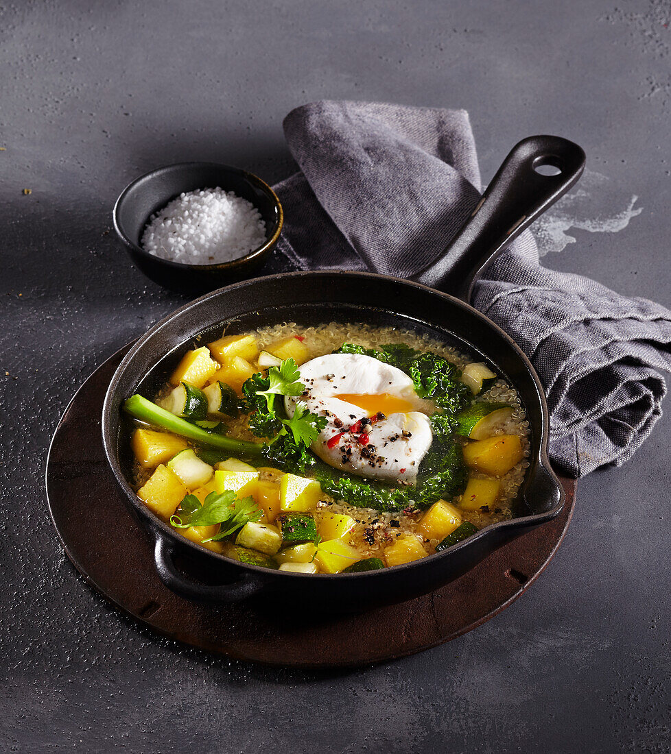 Gemüsesuppe mit pochiertem Ei