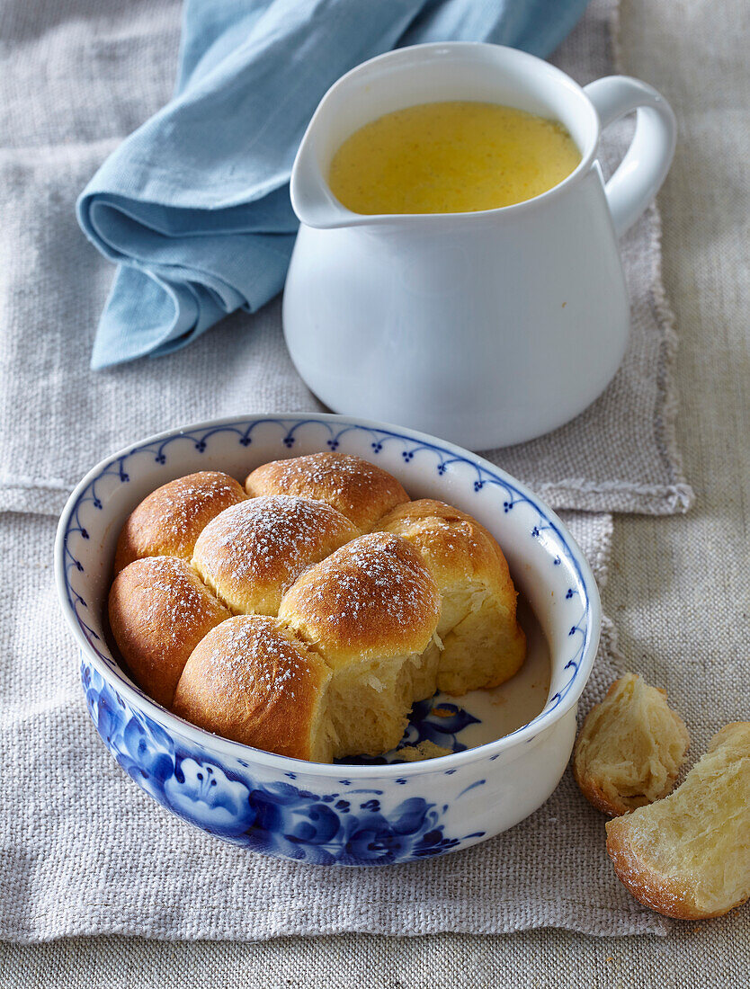 Buchteln mit Vanillesauce