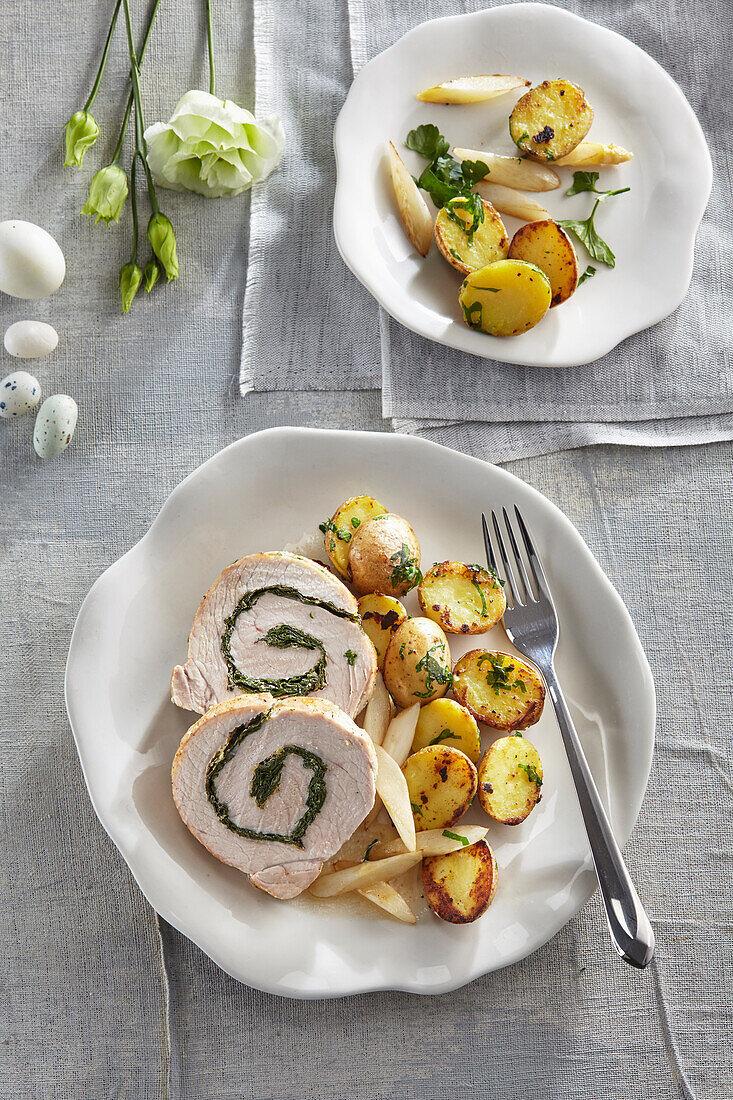 Schweinefleischroulade mit Spargel und Bratkartoffeln