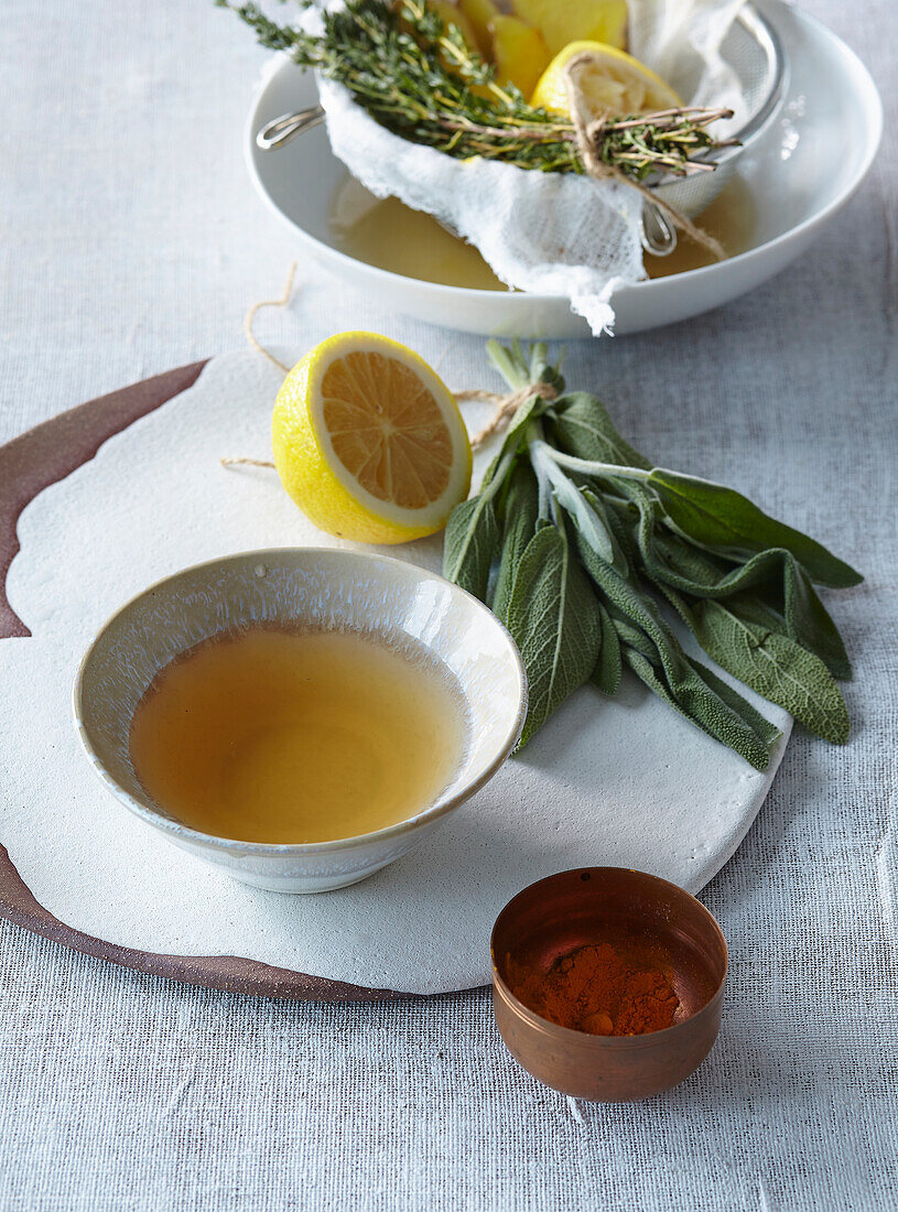 Thymian-Salbei-Tee mit Ingwer, Kurkuma und Zitrone