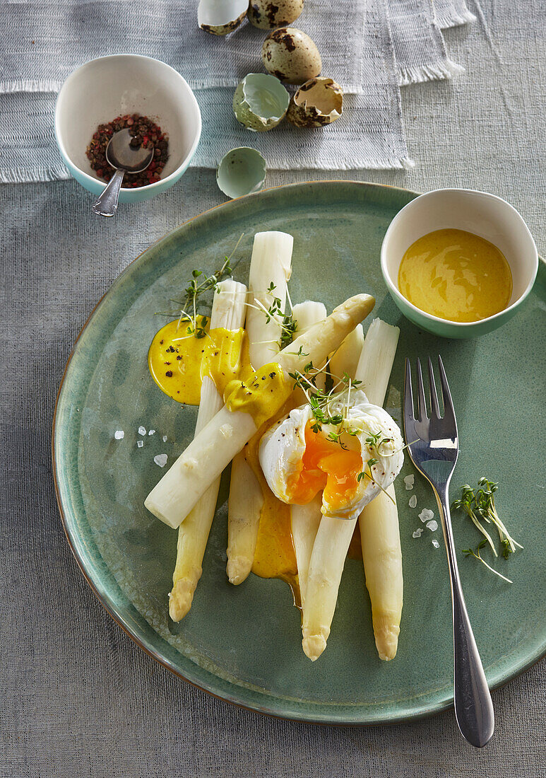 Weißer Spargel mit Ei und Safran-Hollandaise