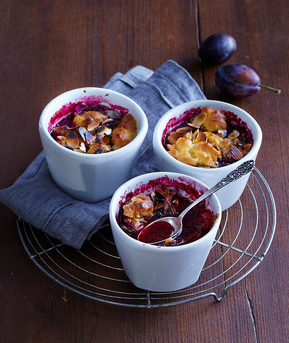 Überbackene Pflaumen und Waldbeeren mit Mandelbrösel