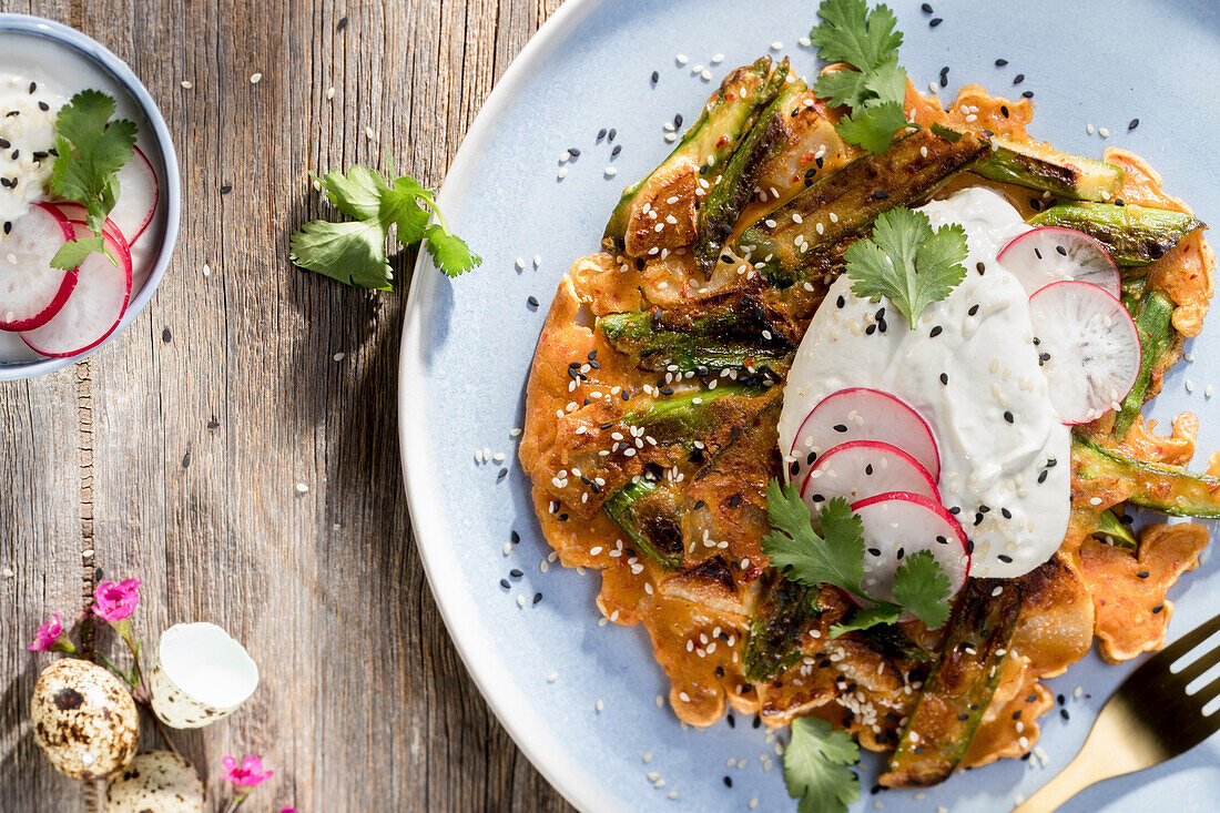 Spargel-Kimchi-Pancakes aus Wachteleiern mit Mairübchen