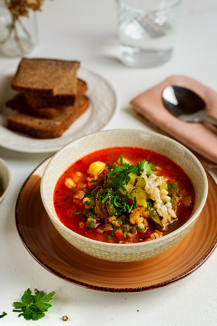 Rassolnik - Saure russische Suppe aus gesalzenen Gurken, Fleisch und Gerste