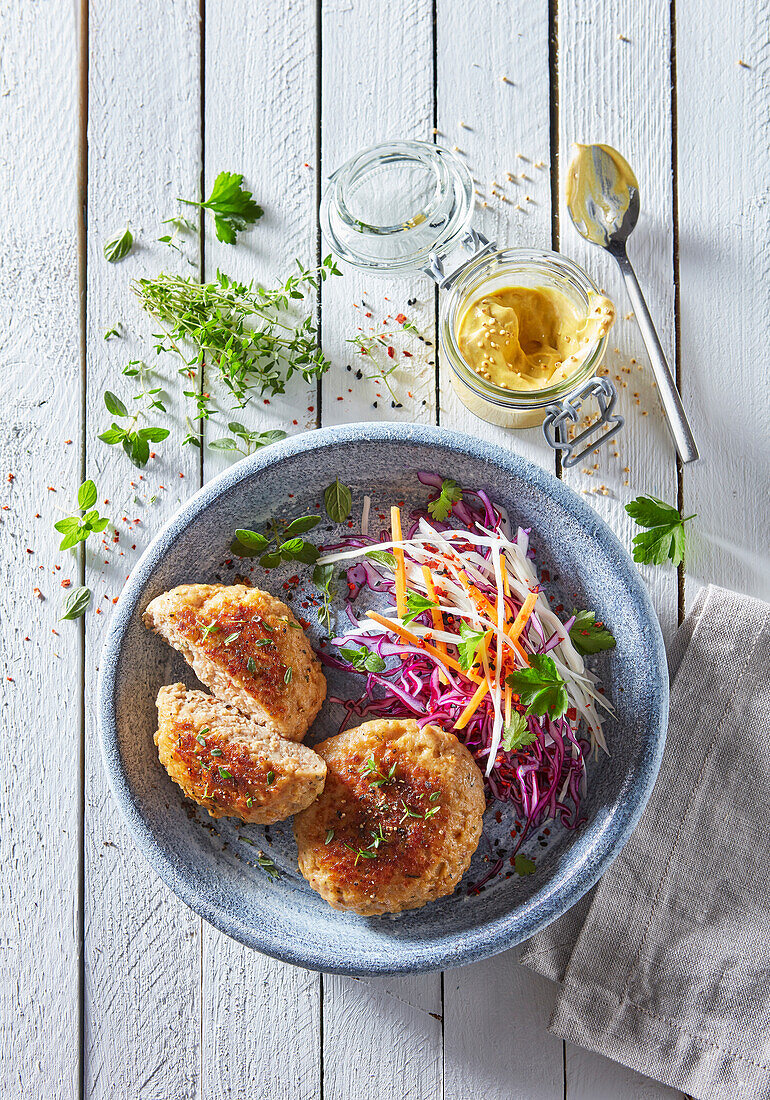 Frikadellen mit Rohkostsalat