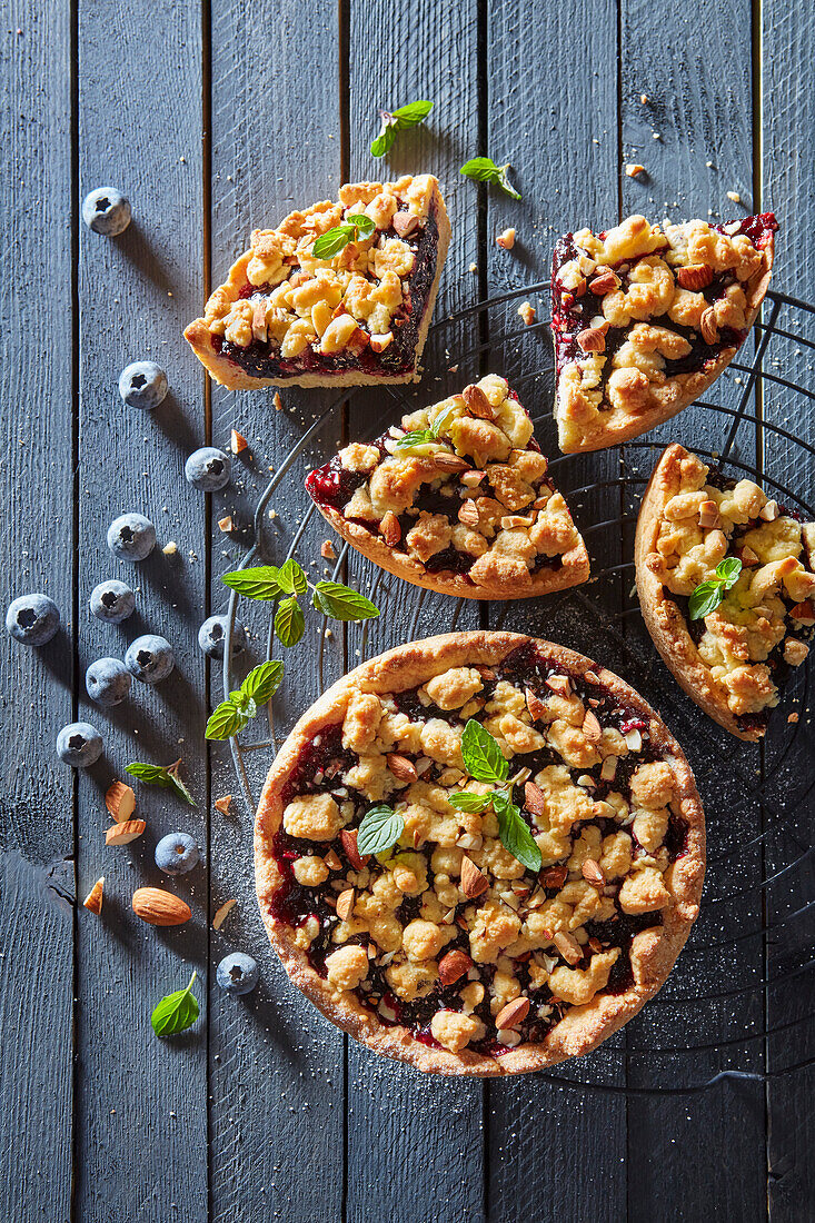 Heidelbeer-Mandel-Tarte mit Streuseln