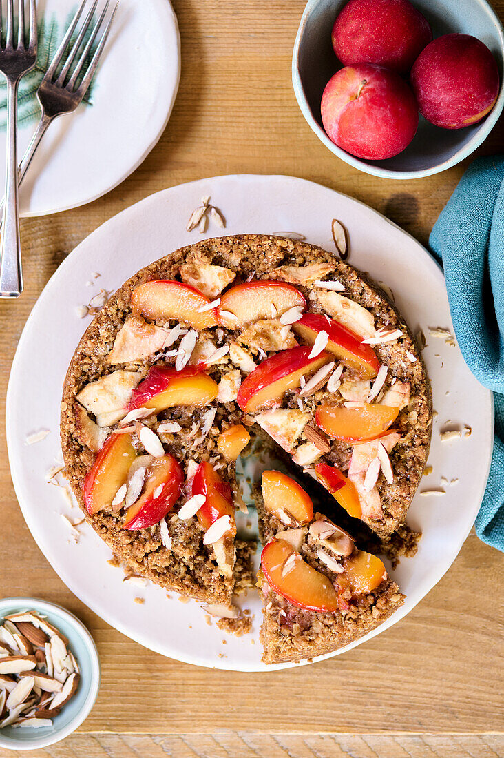 Apfel-Pflaumenkuchen mit Mandeln und Streuseln