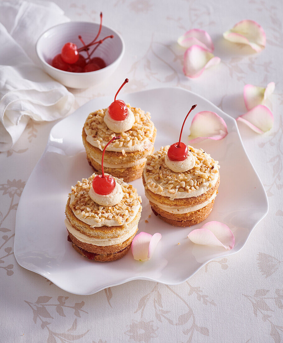 Frankfurt tartlets with buttercream filling, brittle and cherries