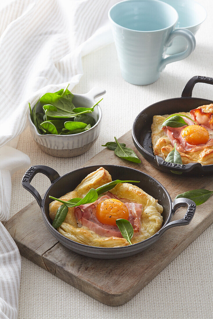 Fried egg in puff pastry net