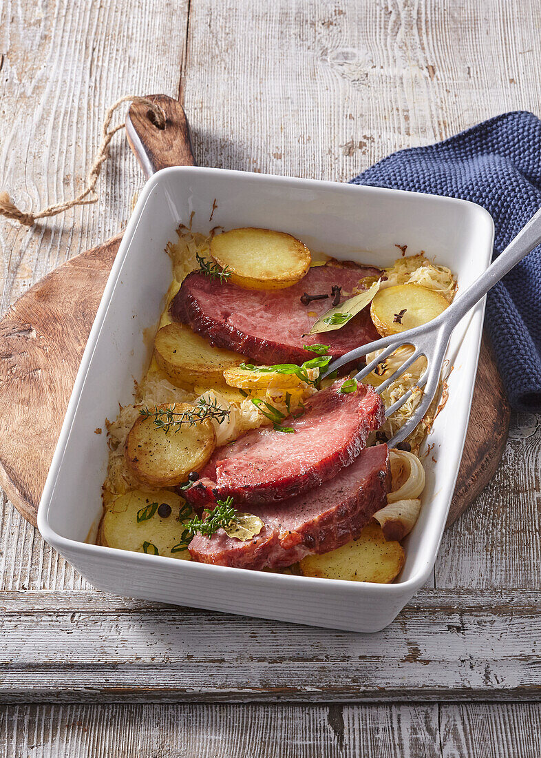 Gratiniertes geräuchertes Schweinefleisch mit Sauerkraut und Kartoffeln