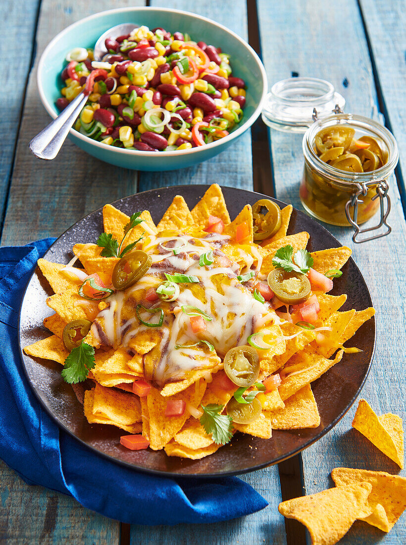 Gratinierte Nachos mit Bohnensauce und Käse