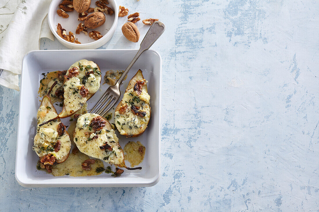 Gratinated pears with blue cheese and nuts