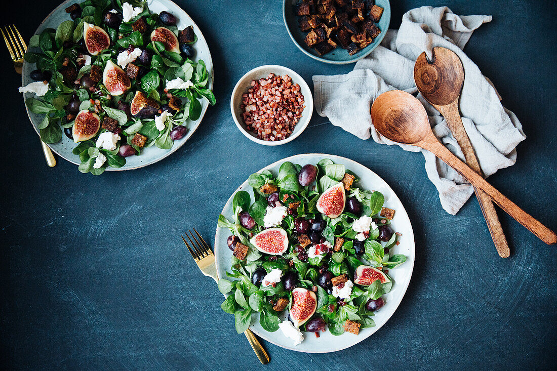 Lamb's lettuce salad with figs, grapes and goat cheese