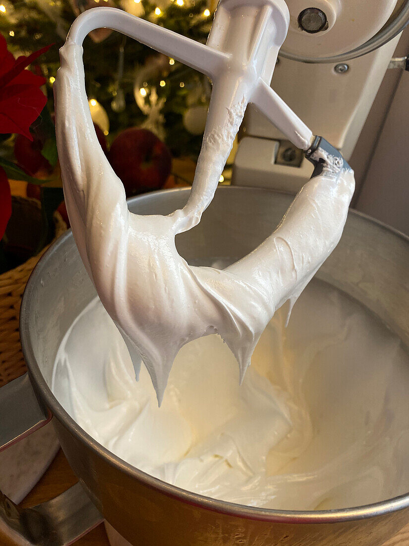 Zuckerguss in der Schüssel einer Küchenmaschine zubereiten