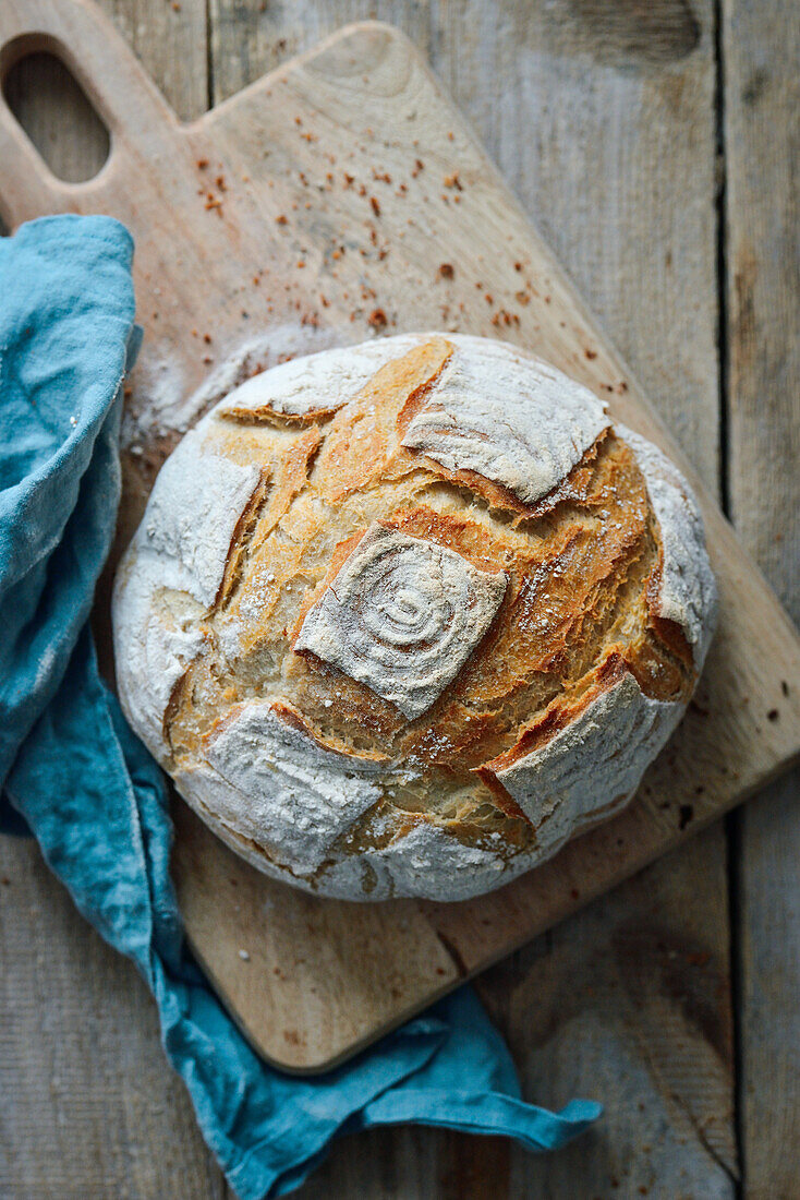 Sauerteigbrot auf Holzbrett