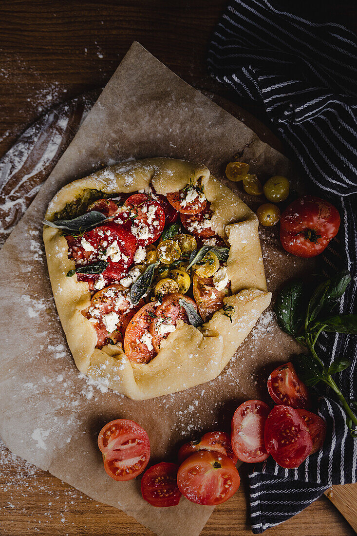 Ungebackene Galette mit verschiedenen Tomaten, Feta und Salbei