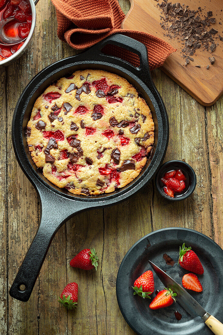 Strawberry and chocolate skillet cake