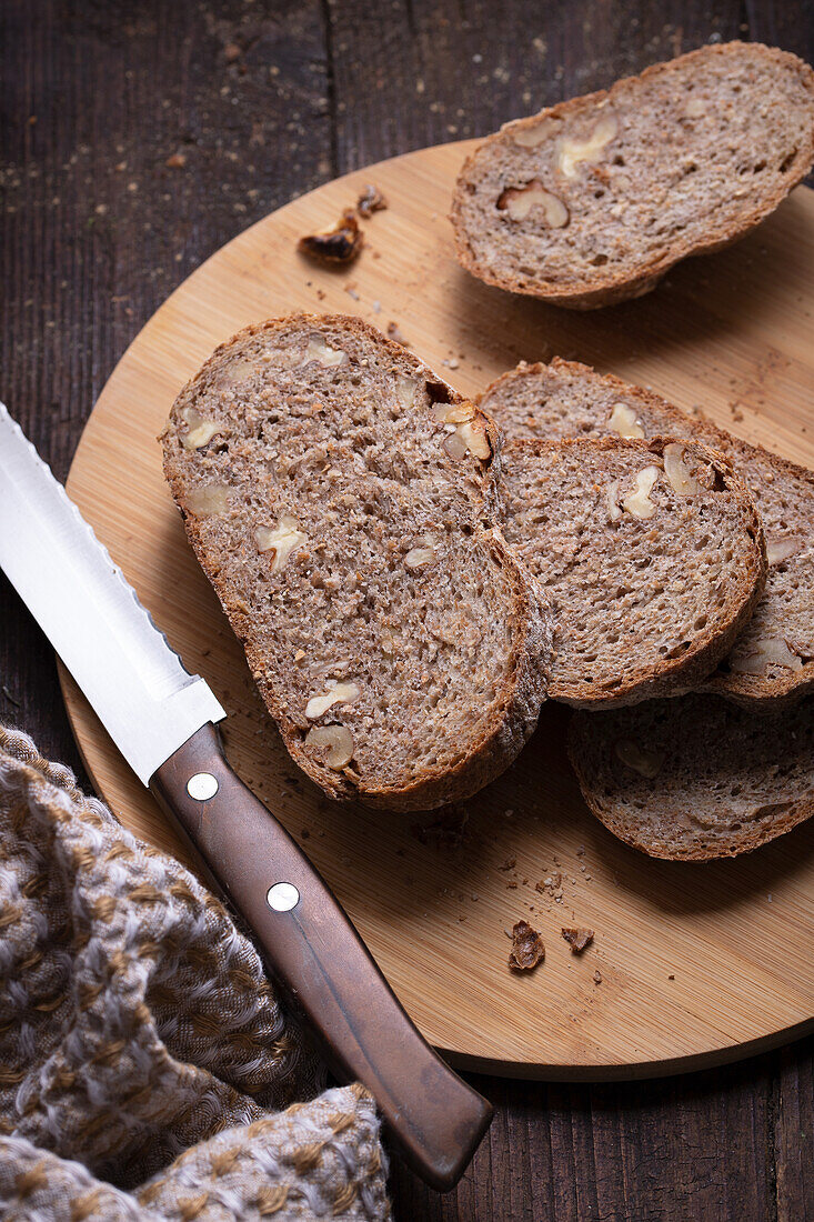 Selbstgemachtes Walnussbrot in Scheiben