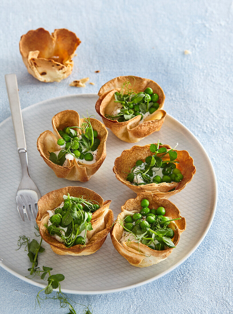 Tartlets with green peas