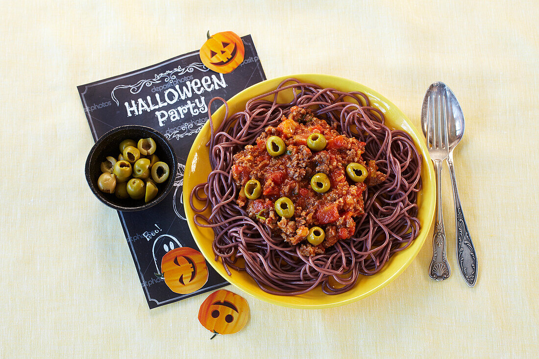 Spaghettigericht mit Bolognese und Oliven zu Halloween