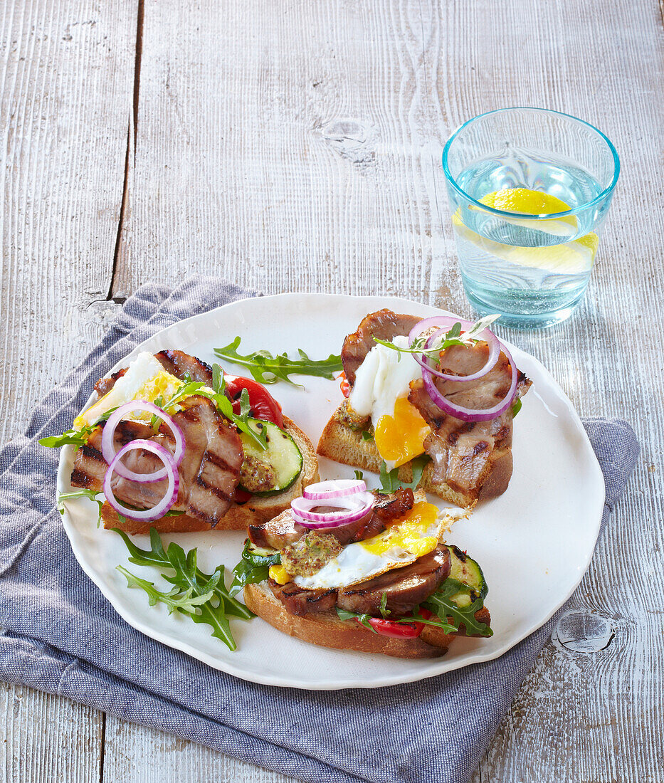 Gegrillte Toasts mit gebackenem Schweinefleisch