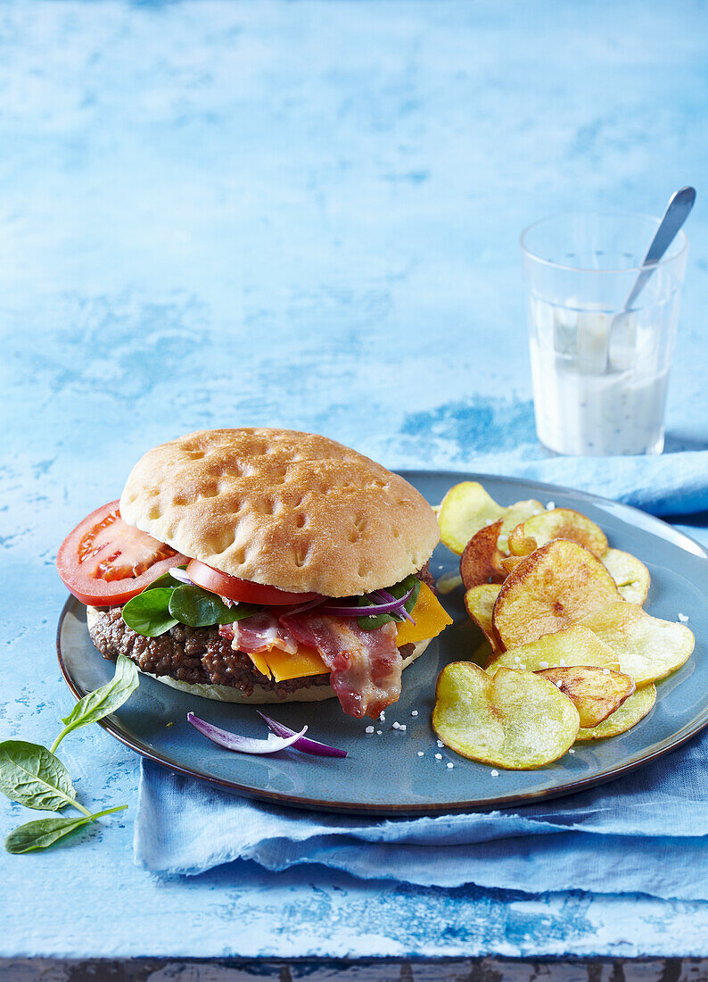 Hamburger mit Kartoffelchips