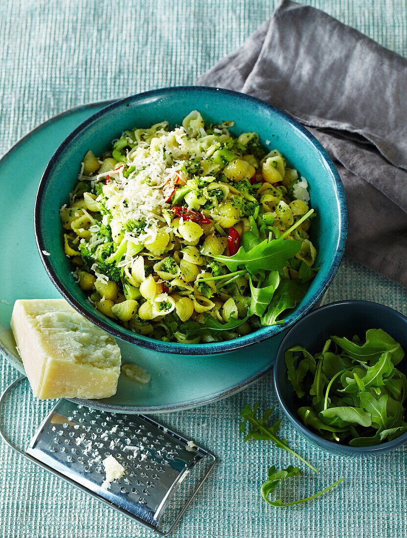 Italienische Orecchiette mit Brokkoli und Rucola