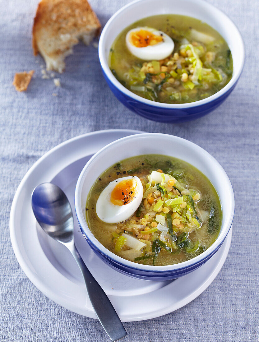 Leak soup with parsnip and boiled egg