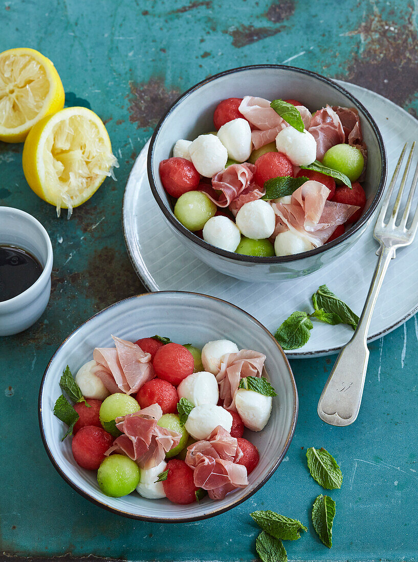 Melonensalat mit Schinken und Mozzarella