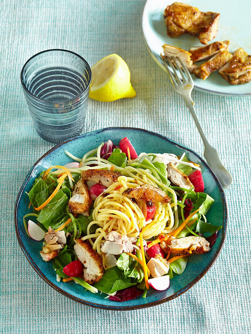 Nudelsalat mit duftendem Hähnchen