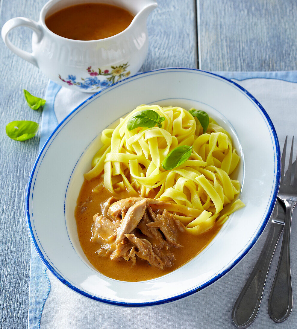 Kaninchen mit Sahnesauce und Pappardelle