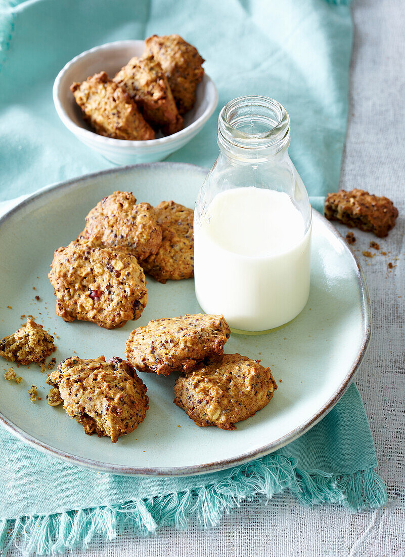 Quinoa-Cookies mit Flasche Milch auf Teller