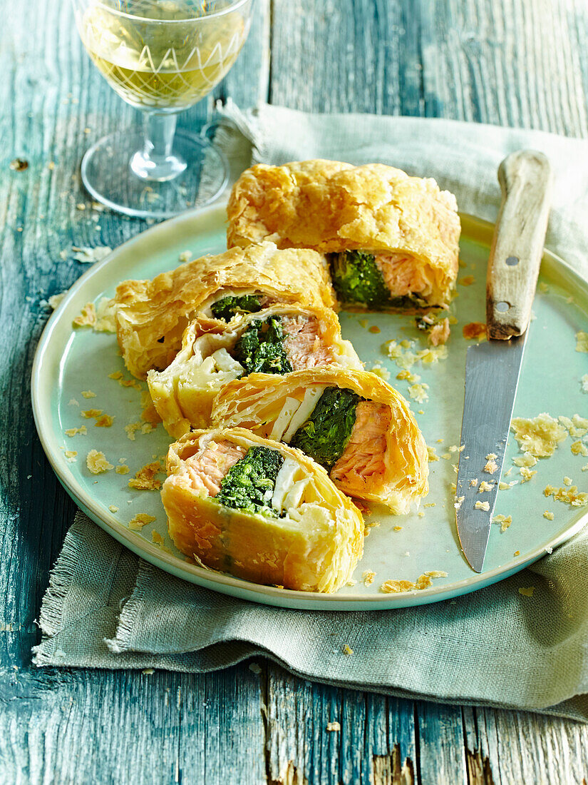 Puff pastry strudel with spinach, salmon and halloumi cheese